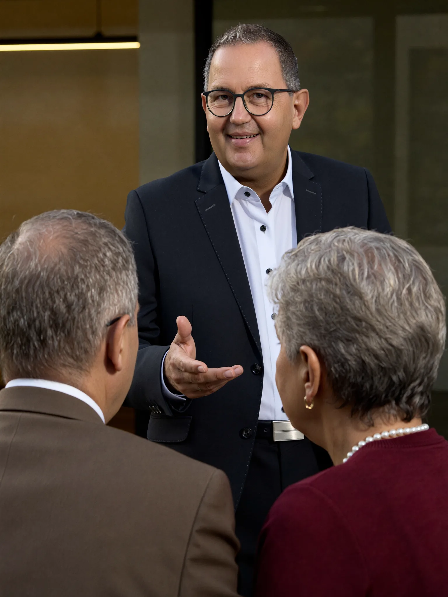 Michael Büdgenbach im Beratungsgespräch mit einem Ehepaar