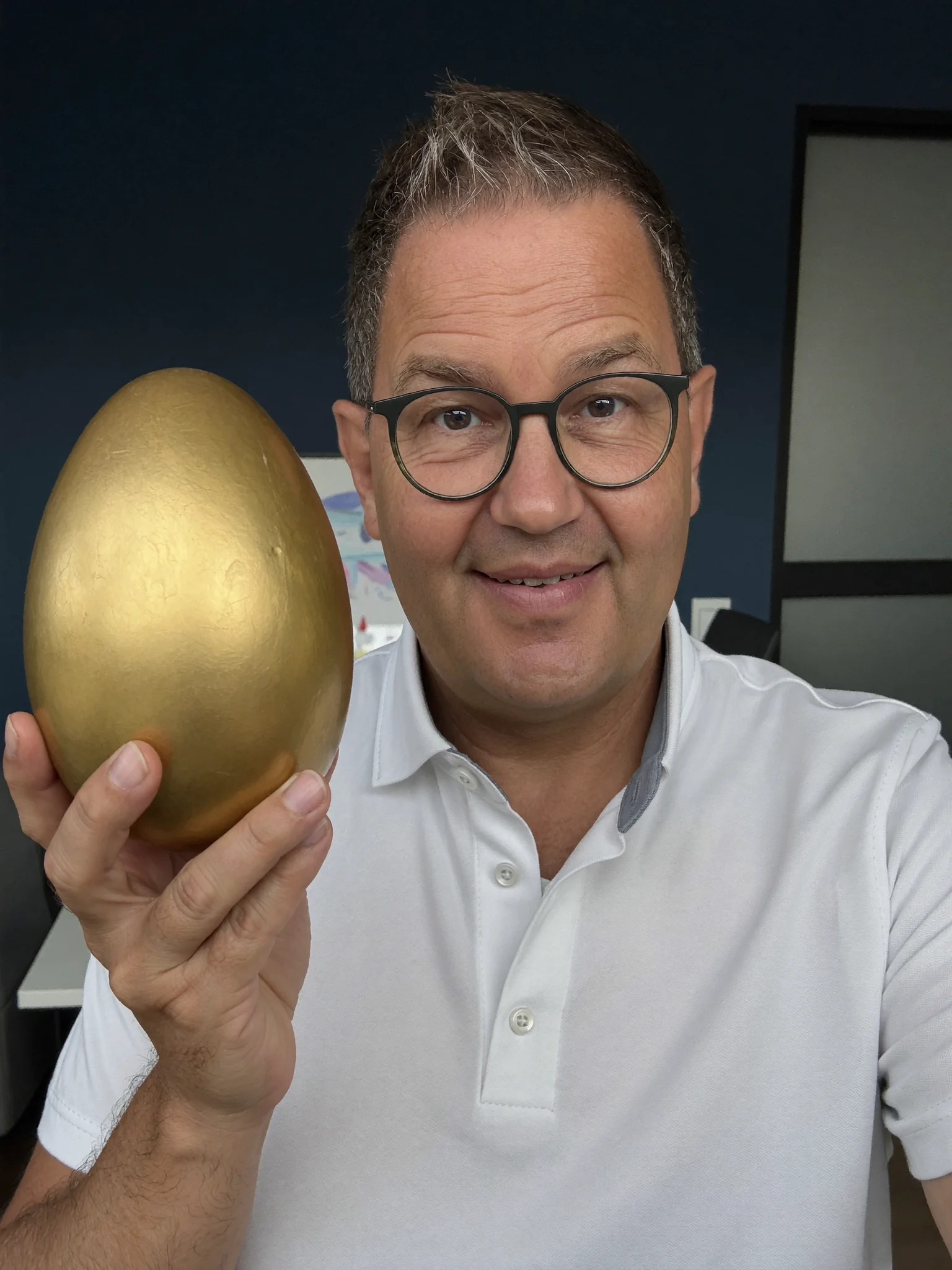 Michael Büdgenbach mit dem Goldenen Ei – Sinnbild für monatliche Ausschüttungen aus Vermögen